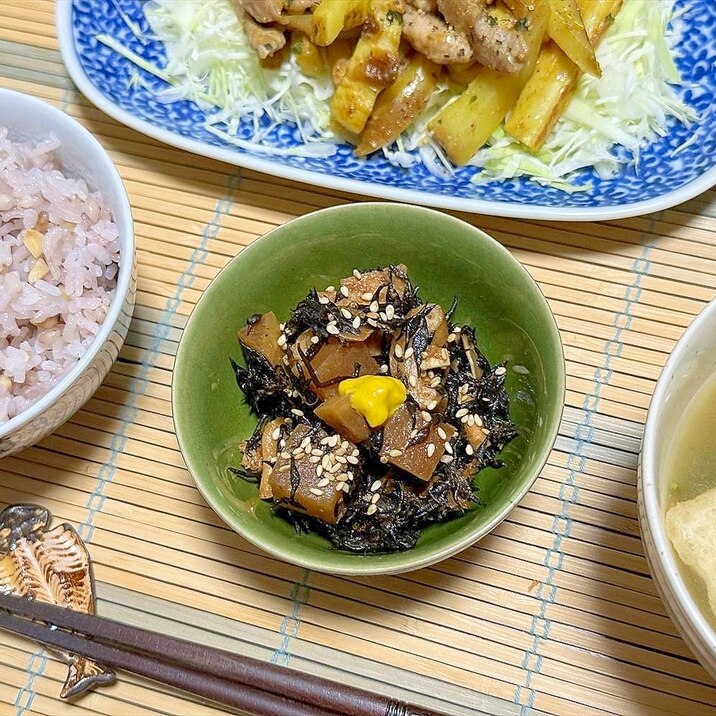 椎茸干して戻して生ひじきと大根あぶらげ色々赤だし煮